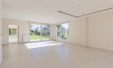 Casa en  venta de 5 dormitorios con piscina