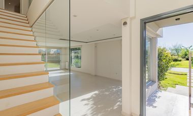 Casa en  venta de 5 dormitorios con piscina