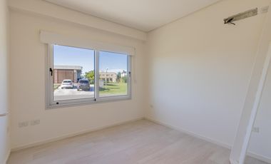Casa en  venta de 5 dormitorios con piscina