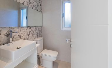 Casa en  venta de 5 dormitorios con piscina