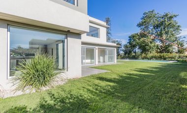 Casa en  venta de 5 dormitorios con piscina