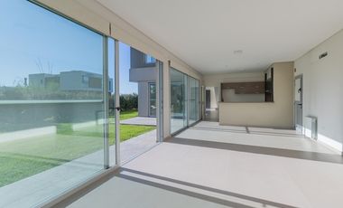 Casa en  venta de 5 dormitorios con piscina