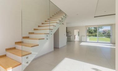 Casa en  venta de 5 dormitorios con piscina