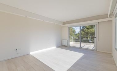 Casa en  venta de 5 dormitorios con piscina