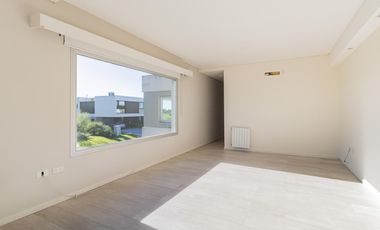 Casa en  venta de 5 dormitorios con piscina