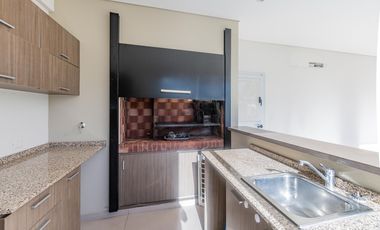Casa en  venta de 5 dormitorios con piscina