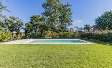 Casa en  venta de 5 dormitorios con piscina