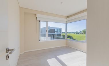 Casa en  venta de 5 dormitorios con piscina