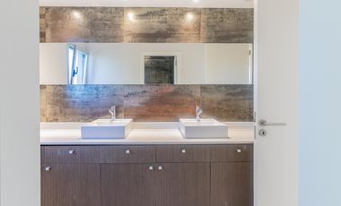 Casa en  venta de 5 dormitorios con piscina