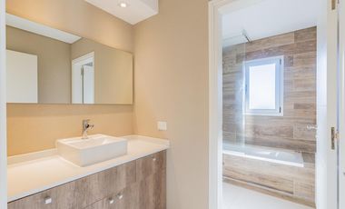 Casa en  venta de 5 dormitorios con piscina