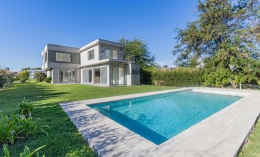 Casa en  venta de 5 dormitorios con piscina
