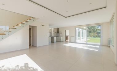 Casa en  venta de 5 dormitorios con piscina