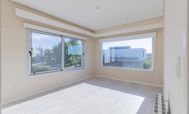 Casa en  venta de 5 dormitorios con piscina