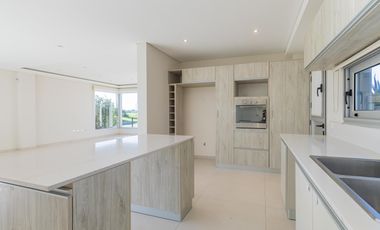 Casa en  venta de 5 dormitorios con piscina