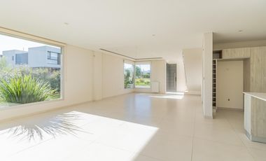 Casa en  venta de 5 dormitorios con piscina
