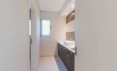 Casa en  venta de 5 dormitorios con piscina