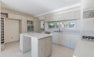 Casa en  venta de 5 dormitorios con piscina