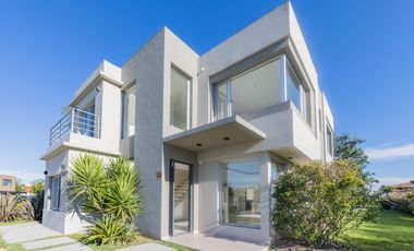 Casa en  venta de 5 dormitorios con piscina