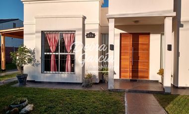 VENTA CASA EN MAR DE AJO GAS NATURAL GARAGE PARA DOS AUTOS