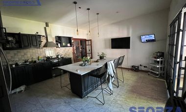 Casa en venta en barrio cuba con pileta