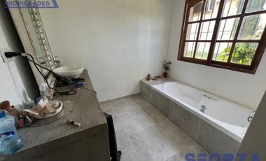 Casa en venta en barrio cuba con pileta