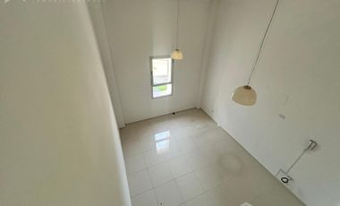 Oficina en Ciudad Ribera. Entrepiso. Balcón. 77m² aprox.