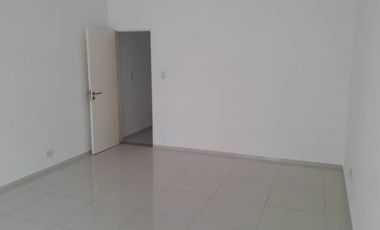 Oficina en Ciudad Ribera. Entrepiso. Balcón. 77m² aprox.
