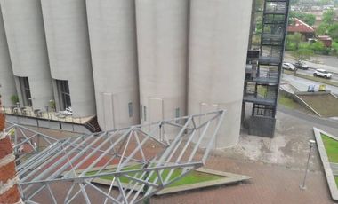 Oficina en Ciudad Ribera. Entrepiso. Balcón. 77m² aprox.