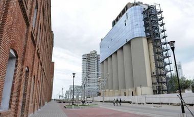 Oficina en Ciudad Ribera. Entrepiso. Balcón. 77m² aprox.