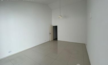 Oficina en Ciudad Ribera. Entrepiso. Balcón. 77m² aprox.