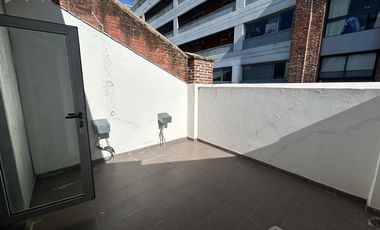 Oficina en Ciudad Ribera. Entrepiso. Balcón. 77m² aprox.