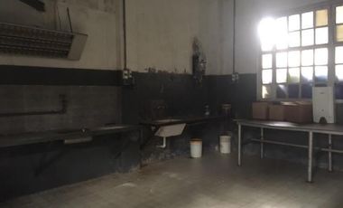 Estableciemiento industrial de 1700 m2 cub. con salida a dos calles
