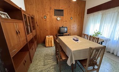 Casa 3 ambientes en Venta con cochera y Local en Wilde Avellaneda
