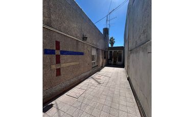 Casa con local a reciclar, sobre Av. Militar Ciudadela