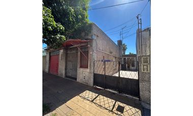Casa con local a reciclar, sobre Av. Militar Ciudadela
