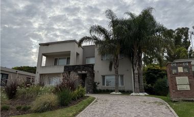 Casa con cuatro dormitorios piscina y quincho a la venta en Smithfield