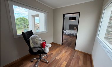 Casa con cuatro dormitorios piscina y quincho a la venta en Smithfield
