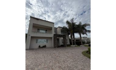 Casa con cuatro dormitorios piscina y quincho a la venta en Smithfield