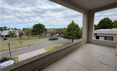 Casa con cuatro dormitorios piscina y quincho a la venta en Smithfield