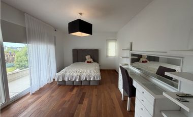 Casa con cuatro dormitorios piscina y quincho a la venta en Smithfield