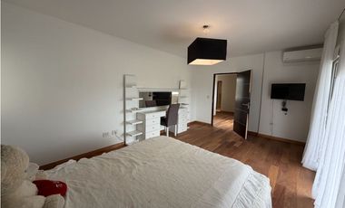Casa con cuatro dormitorios piscina y quincho a la venta en Smithfield