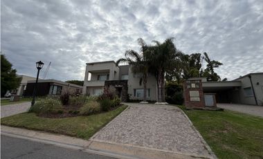 Casa con cuatro dormitorios piscina y quincho a la venta en Smithfield