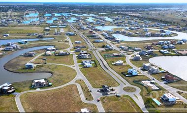 Casa en venta a estrenar de cuatro ambientes sobre un lote central en Villalobos - Pueblos del Plata