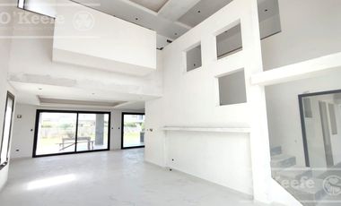 Casa en venta a estrenar de cuatro ambientes sobre un lote central en Villalobos - Pueblos del Plata