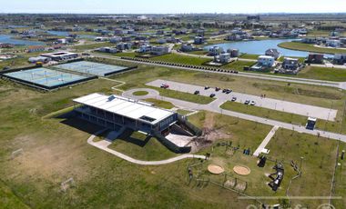 Casa en venta a estrenar de cuatro ambientes sobre un lote central en Villalobos - Pueblos del Plata