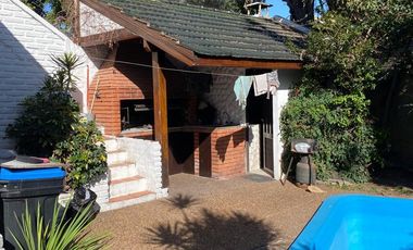 Casa 4 ambientes en 2 plantas con jardín y piscina en venta- ALQUILADA HASTA JUNIO 2026 - Don Bosco