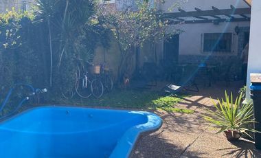 Casa 4 ambientes en 2 plantas con jardín y piscina en venta- ALQUILADA HASTA JUNIO 2026 - Don Bosco