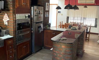 Casa 4 ambientes en 2 plantas con jardín y piscina en venta- ALQUILADA HASTA JUNIO 2026 - Don Bosco