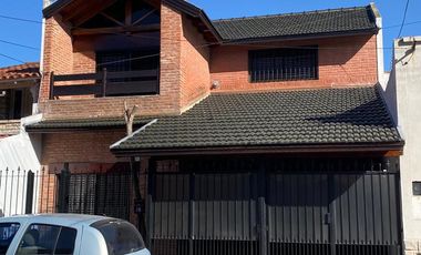 Casa 4 ambientes en 2 plantas con jardín y piscina en venta- ALQUILADA HASTA JUNIO 2026 - Don Bosco