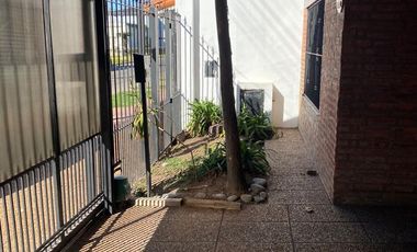 Casa 4 ambientes en 2 plantas con jardín y piscina en venta- ALQUILADA HASTA JUNIO 2026 - Don Bosco